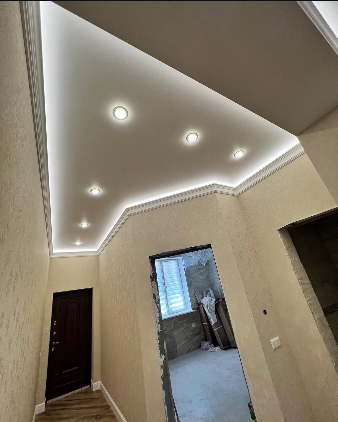 LED луни и лентово осветление в корниз на антре — монтаж Надежда София