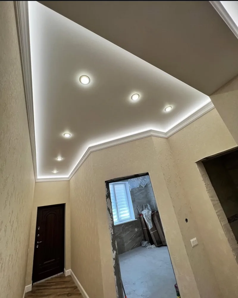 LED луни и лентово осветление в корниз на антре — монтаж Надежда София