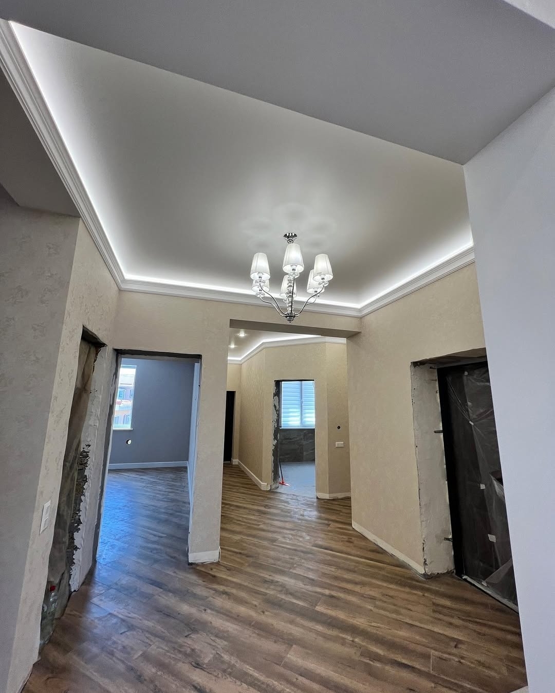 Полилей и LED лентово осветление в окачен таван на коридор